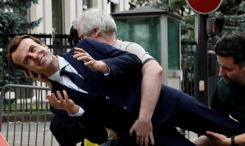 Vidhet nga një muze në Paris statuja prej dylli e Emmanuel Macron