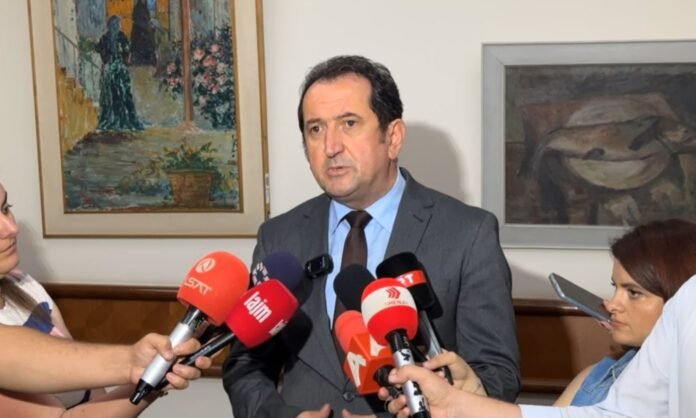 Qoku: Deputetët të votojnë ndryshimet e Ligjit për Inspektoratin për Përdorimin e Gjuhëve, punonjësit të marrin pagat