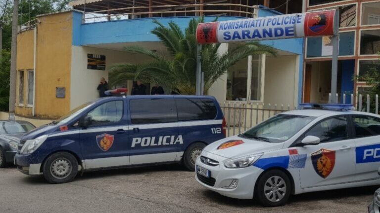 Dhunuan 54-vjeçarin, e lënduan në kokë dhe…/ Policia e Sarandës shoqëron grupin e shtetasve turq, arreston njërin prej tyre