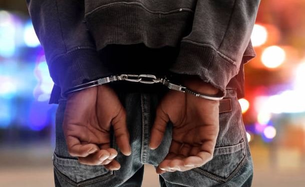 Gjilanasi rrah nënën dhe motrën, dërgohet në mbajtje për 48 orë