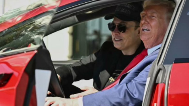Trump pritet ta shesë ose dhurojë Teslan që ia dhurojë Musku