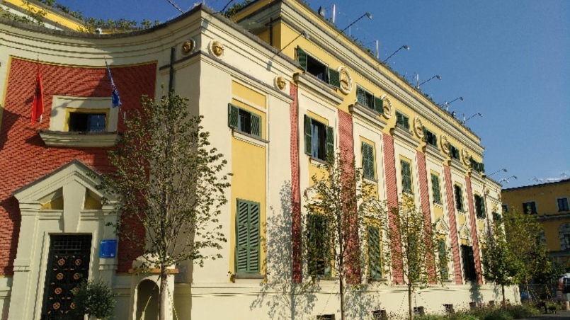 Bashkia e Tiranës miraton mbi 1,100 kredi të buta për familjet dhe çiftet e reja
