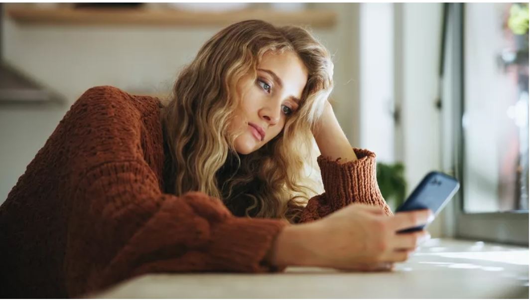 “Kur heshtja dhe iluzionet zëvendësojnë të vërtetën: Çfarë fshihet pas sjelljeve të reja në takimet online”