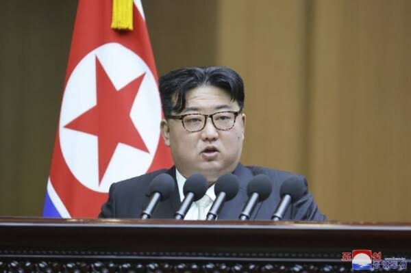​Kim Jong-un bën thirrje për zgjerimin e prodhimit të predhave të reja të artilerisë