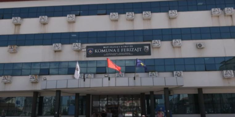 Opozita në Ferizaj ngrit shqetësime për një konkurs në QKMF, Komuna nuk flet