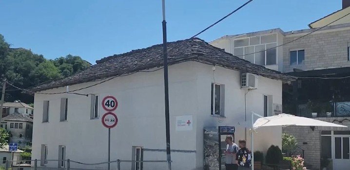 Qendër shëndetësore në muze! Rritja e fluksit të turistëve në Gjirokastër ka sjellë nevojën për një pikë emergjence