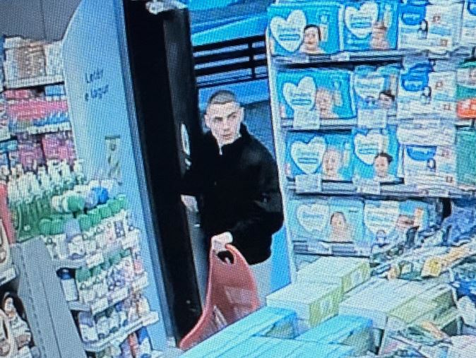 E njihi personin në fotografi? Lajmëroni policinë, po kërkohet për vjedhje