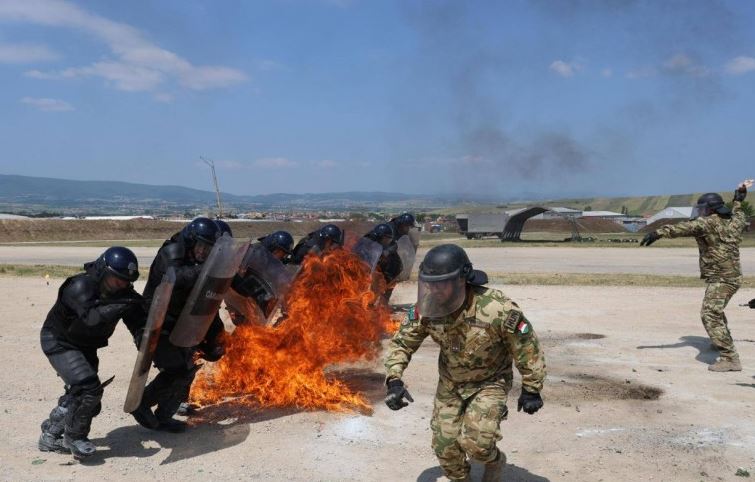 Karabinierët italianë të KFOR-it trajnim për frikën nga zjarri