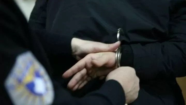 Rrahu dy persona e më pas edhe policin – të dyshuarit i caktohet masa e ndalimit prej 48 orësh në Pejë