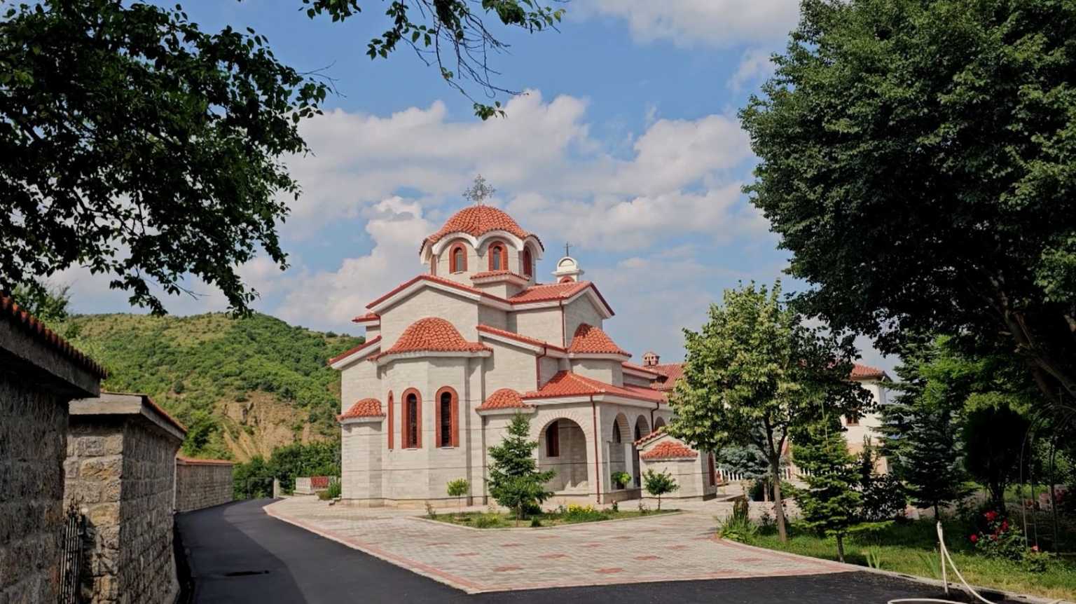 Boboshtica, fshati që të pret me “raki mani dhe buzëqeshje”