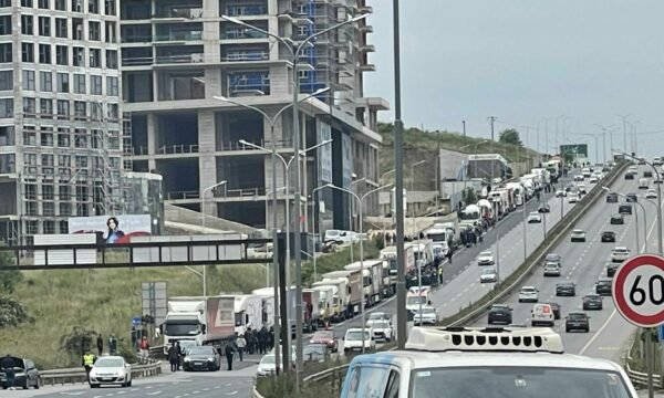 Bizneset kërcënojnë me bllokadë të rrugëve nëse ZRRE nuk pezullon vendimin, afati përfundon sot