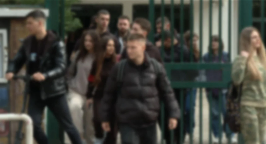 Shëndeti mendor i adoleshentëve! Mjekët: Po shfaqin probleme me ankthin dhe psikozat vetëdëmtuese