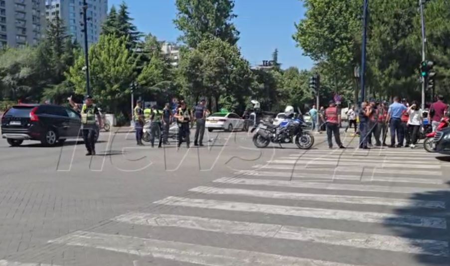 Aksidenti në bulevardin “Dëshmorët e Kombit”, policia: Tre të mitur përfunduan në spital. Shoqërohet drejtuesi i mjetit
