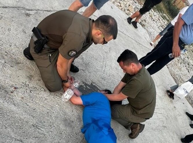 Zyrtarë policorë shpëtojnë jetën e një personi