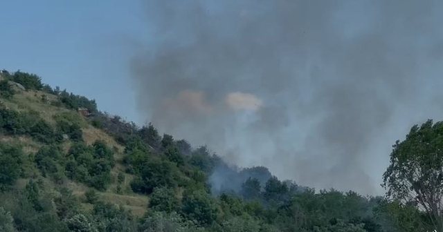 Zjarr në fshatin Klocë, rrezikohet ish-reparti ushtarak i tankeve në Maliq