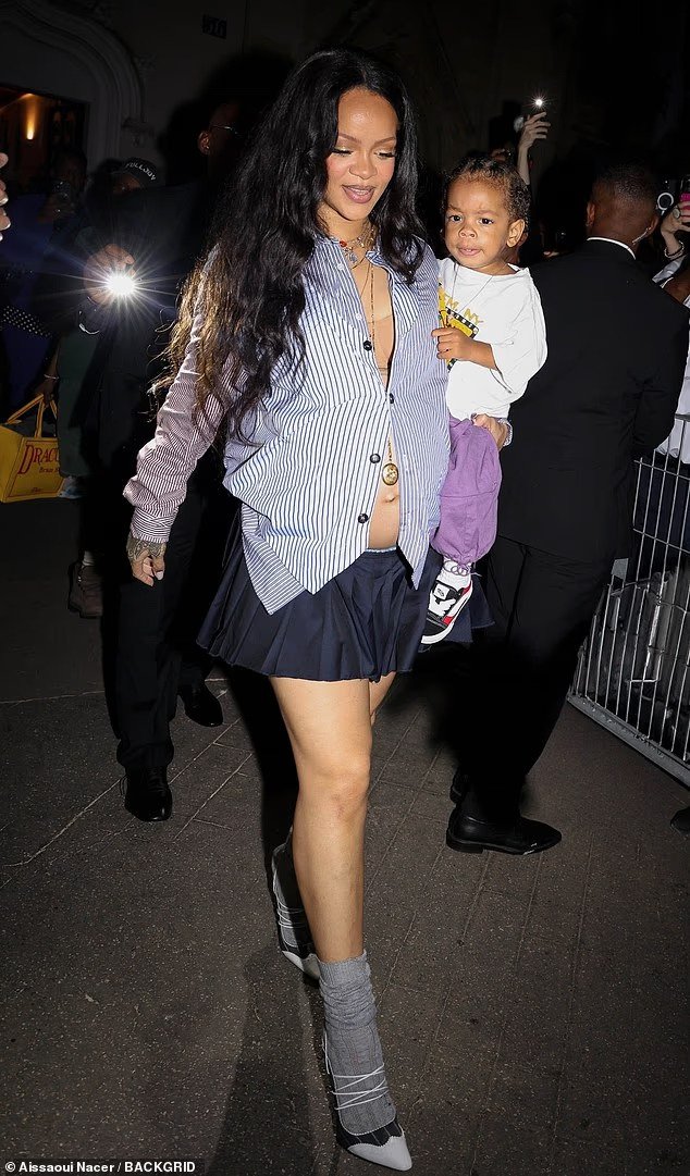 Rihanna shfaq barkun e rrumbullakosur në sfilatën AWGE në Paris me A$AP Rocky dhe djalin Riot