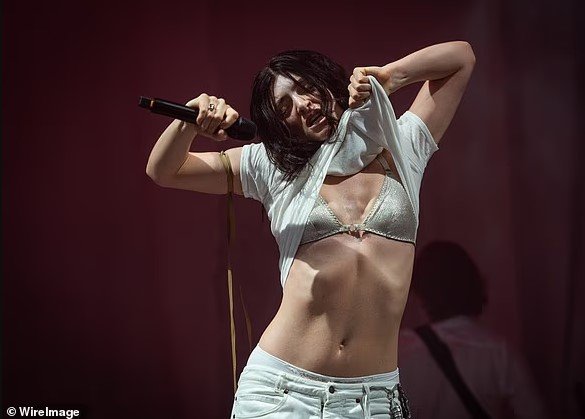 Lorde provokon me performancën – zhvishet në skenë në Glastonbury