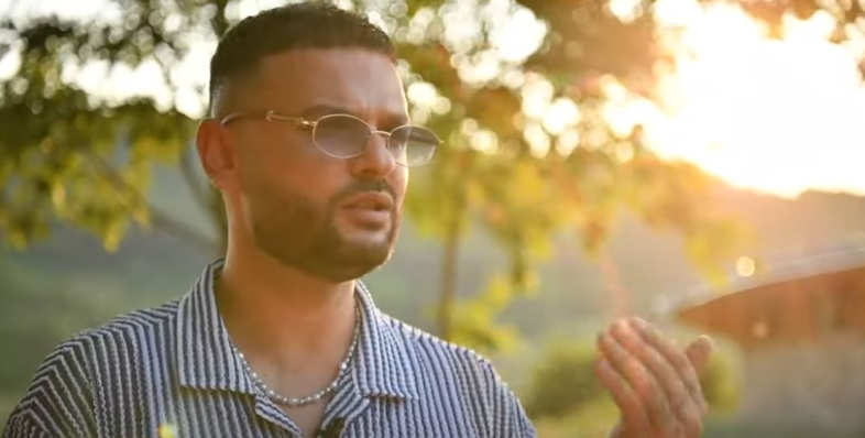 Prapaskenat e projektit të ri nga Skerdi, kush është vajza misterioze me maskë?