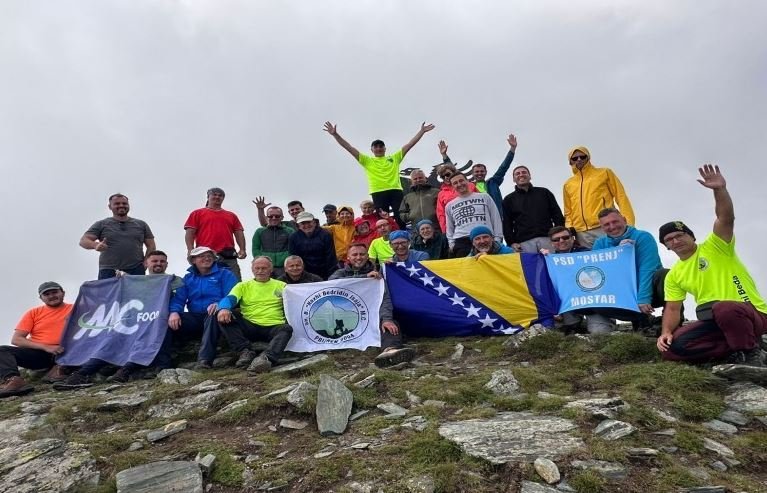 Alpinistë nga Mostari pushtojnë majat më të larta të Kosovës