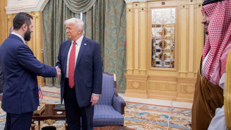 Trump nënshkruan urdhrin ekzekutiv për heqjen e sanksioneve ndaj Sirisë