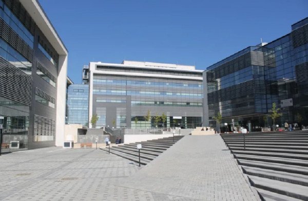 Temperaturat e larta në Pallatin e Drejtësisë, dy gjykata reduktojnë orarin e punës