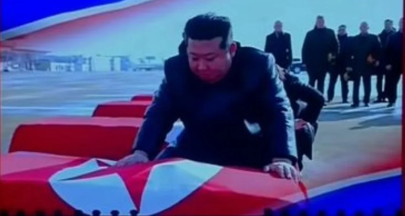 Kim Jong-un nderon ushtarin e rënë në Rusi, miraton vendosjen e trupave në Kursk