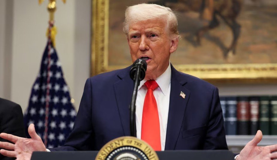 Trump pezullon ndihmën ushtarake për Ukrainën pas përplasjes me Zelenskyn