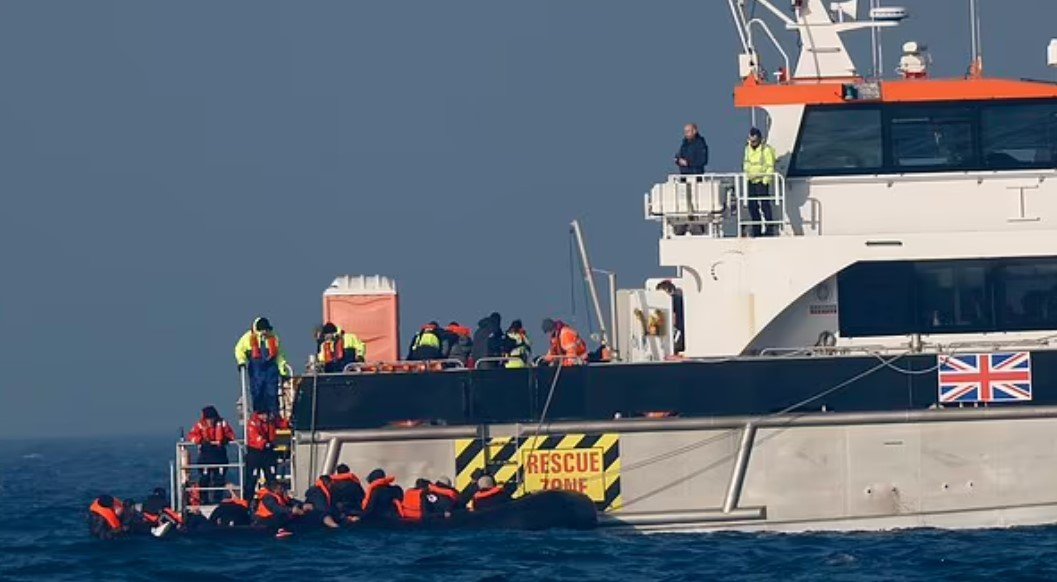 Marina franceze refuzon t’u ndihmojnë, anglezët shpëtojnë emigrantët në mes të detit