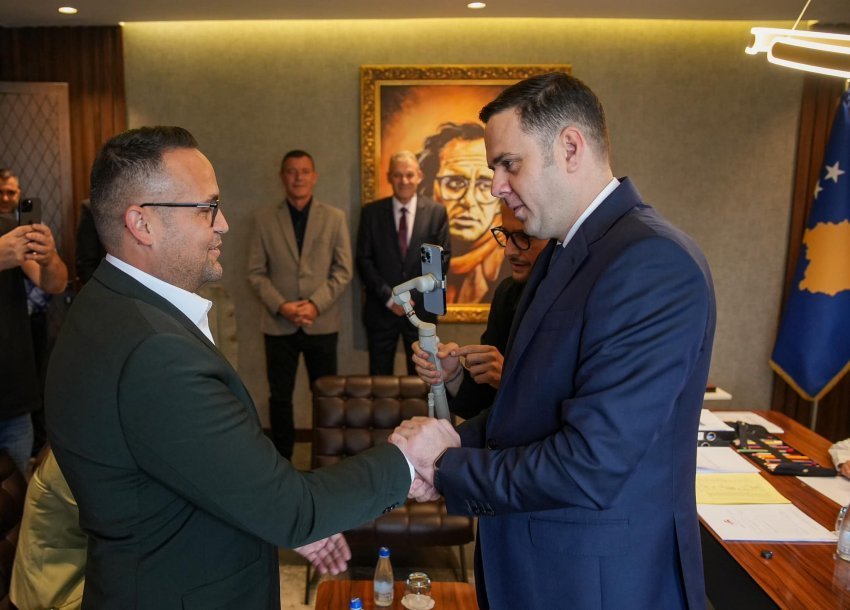 “Kokën lartë Hysen!”- Pas akuzave për manipulim të votave, reagon Abdixhiku: Mllef e plot vrer për një djalë të ri nga mërgata..