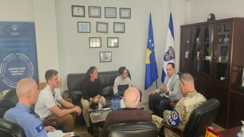 Drejtori rajonal i Policisë në Ferizaj Faton Pllana takohet me agjenten e ushtrisë amerikane Aleman Stacie