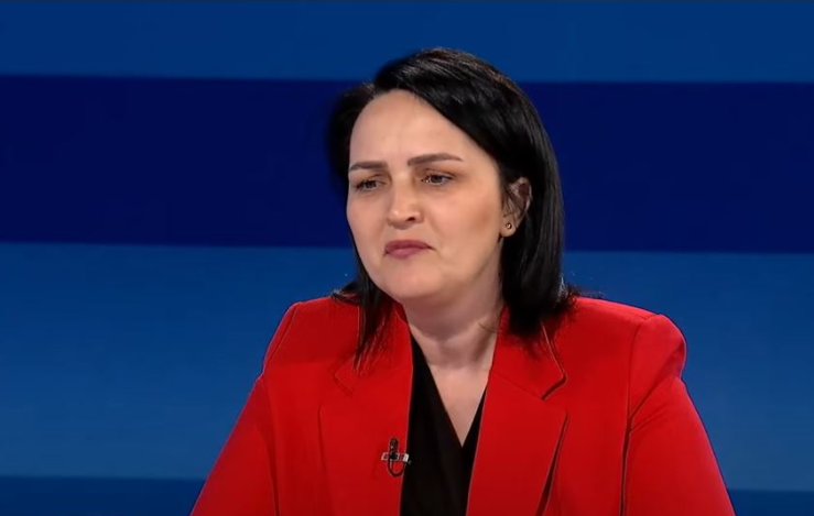 Gazetarja që raportoi nga Prekazi shpërthen në lot: Gjeta kukulla me gjak e fletoren me vizatime 