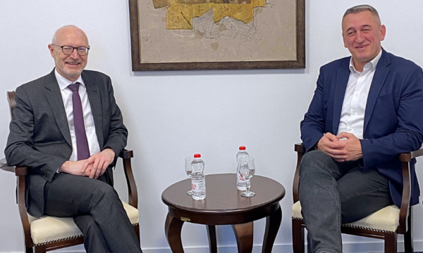 Ambasadori francez takon Rashiqin, flasin edhe për nevojën që të krijohet një qeveri stabile sa më shpejtë