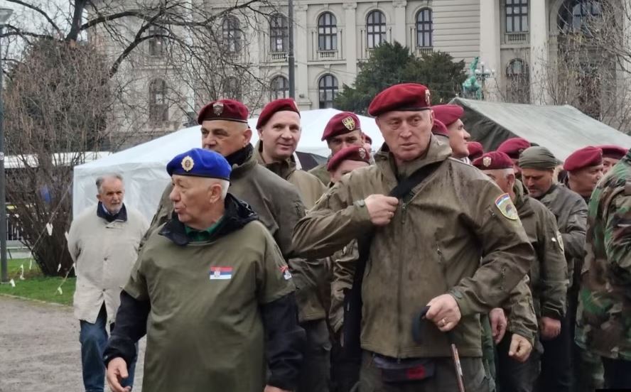 Personi i përfshirë në rastin e vëllezërve Bytyqi shihet në mesin e protestuesve në Beograd