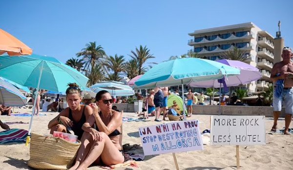 Fanatikë spanjollë anti-turistë dalin me një letër të hapur ‘mos ejani, ne nuk kemi nevojë për ju’