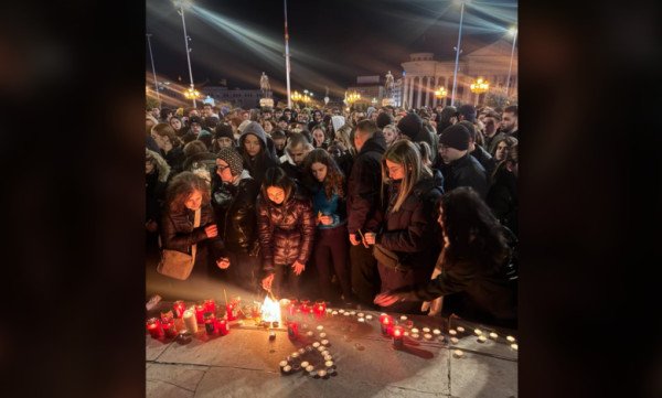 ​Protestë në Shkup, qindra qytetarë ndezën qirinjë për tragjedinë në Koçan