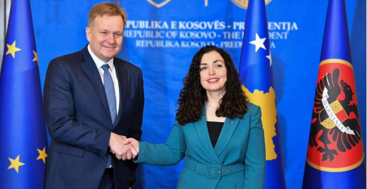 Doktori i çështjeve ndërkombëtare flet për vizitën e Sorensen në Kosovë – përmend ndikimin e tij në dialogun me Serbinë!