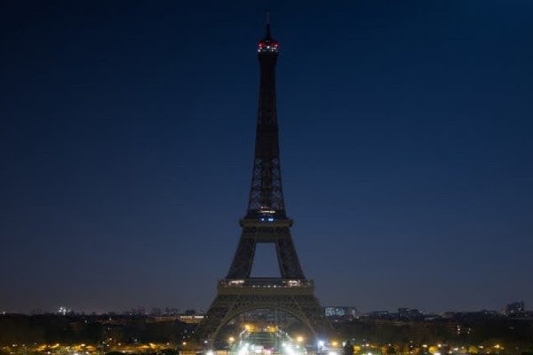 ​Ora e Tokës, Kulla Eifel në Paris fik dritat