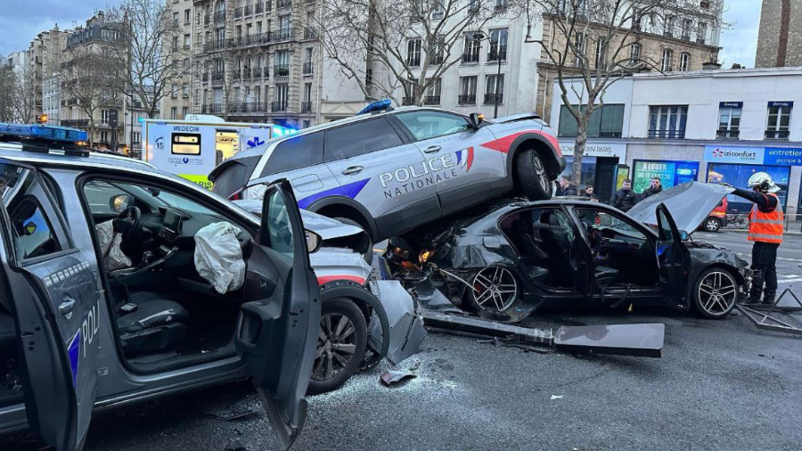 Skenë si nëpër filma në Paris: Dy vetura policie përplasen njëra pas tjetrës me atë të të dyshuarit që po ndiqnin