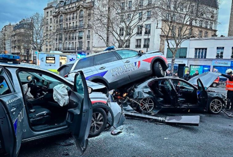 Kaos në Paris/ I dyshuari ndiqet me kilometra nga autoritetet, përplaset me një shtyllë dhe dy vetura të policisë