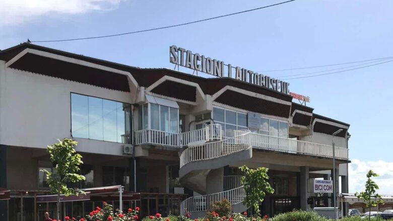 Edhe Stacioni i Autobusëve shtrenjton parkimin për vetura deri me pesë ulëse