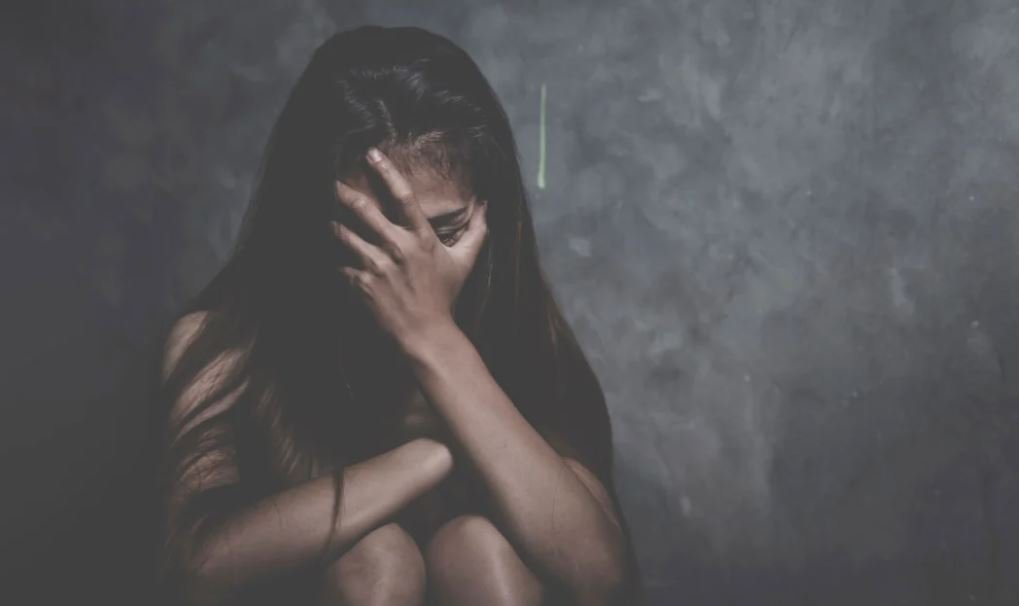  Shokuese! 40-vjeçari abuzon s*ksualisht me 15-vjeçaren, e nxiti të konsumojë drogë së bashku me dy shoqet e saj të mitura