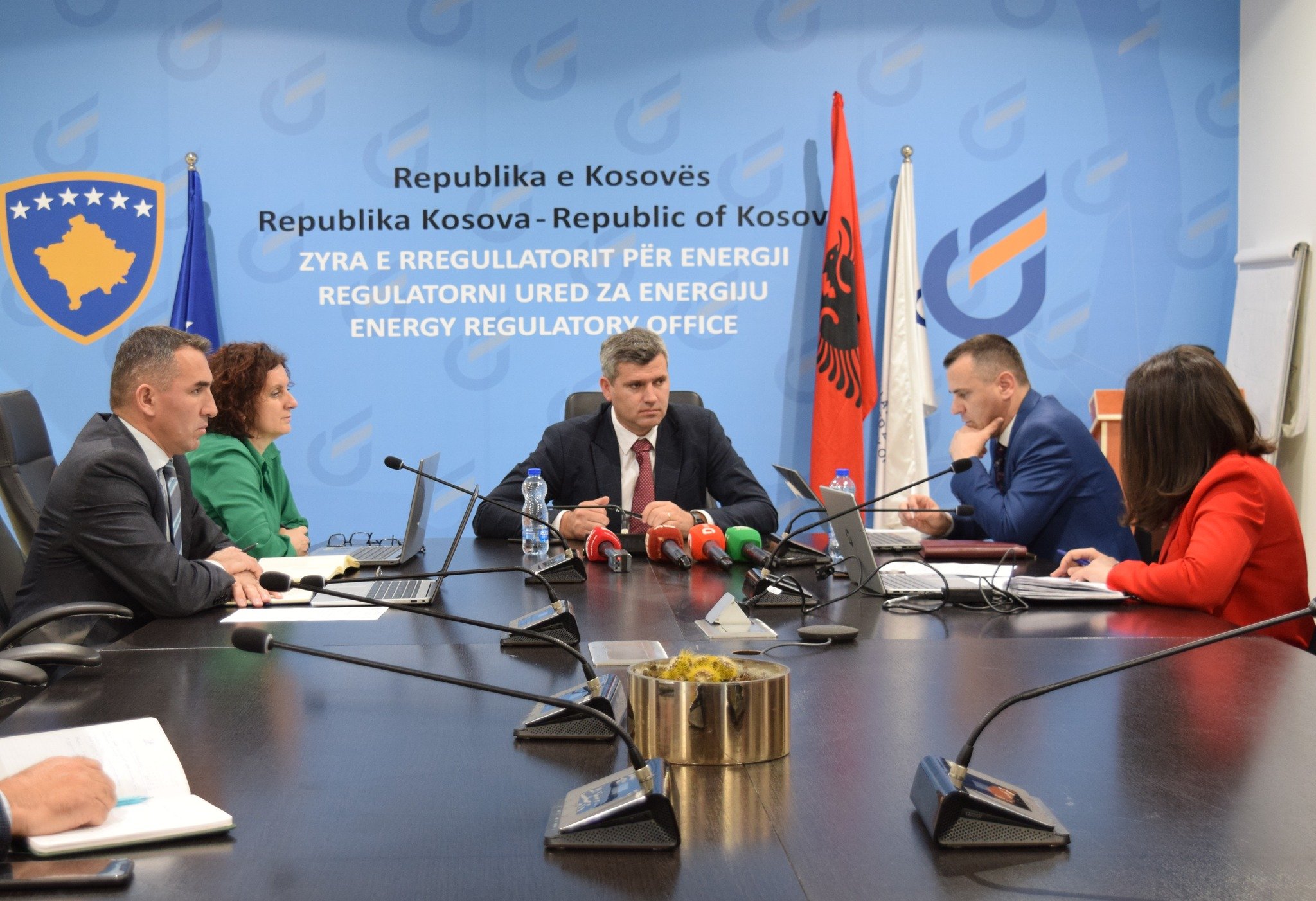 Çështja e tarifave të energjisë, kreu i ZRRE-së refuzon t’u përgjigjet pyetjeve të gazetarëve