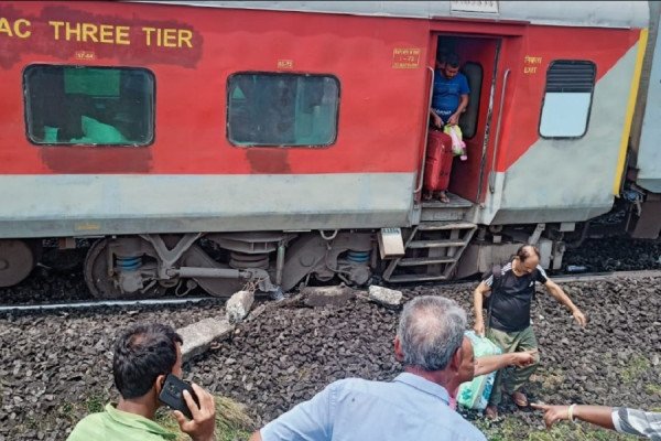 Treni del nga binarët, një i vdekur në Indi
