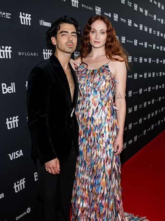 Sophie Turner kthehet në Britani me vajzat, pas marrëveshjes së kujdestarisë me Joe Jonas