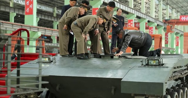 Kim Jong Un hipën mbi tank: Revolucioni i dytë në forcat e blinduara