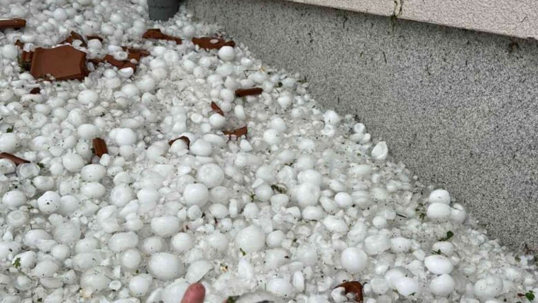 Moti i ligë godet Serbinë, shkulen pemët  e dëmtohen çatitë – bie breshër me madhësi të topit të ping pongut