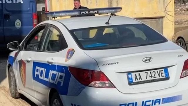 Një tjetër grua në prangat e policisë pasi fotografoi fletën e votimit! Procedohen dy të tjerë