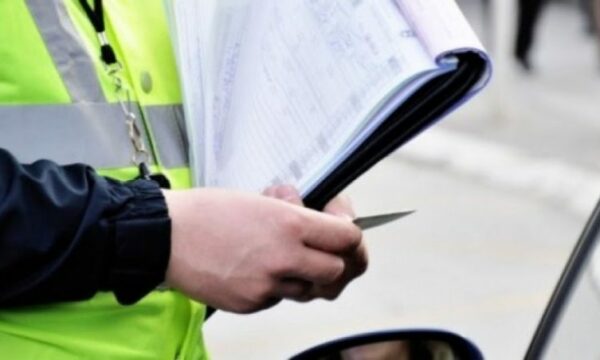 Policia në Ferizaj shqiptoi mbi 1 mijë gjoba javën e kaluar, pezulloi 15 patentë shoferë