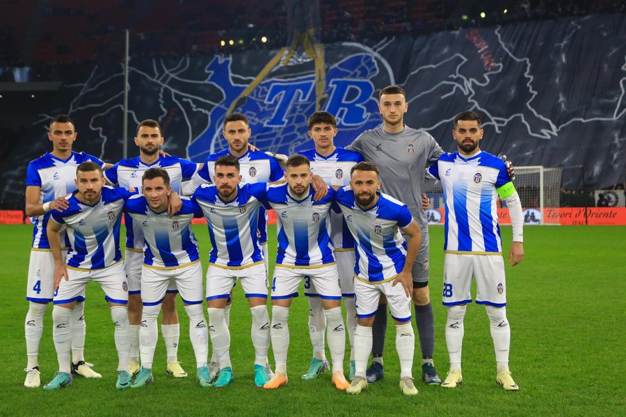 Erdhi me bujë te Tirana