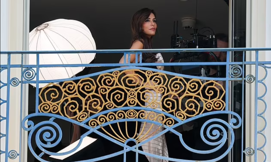 Eva Longoria mahnitëse në Kanë – pozon me elegancë para ceremonisë së hapjes